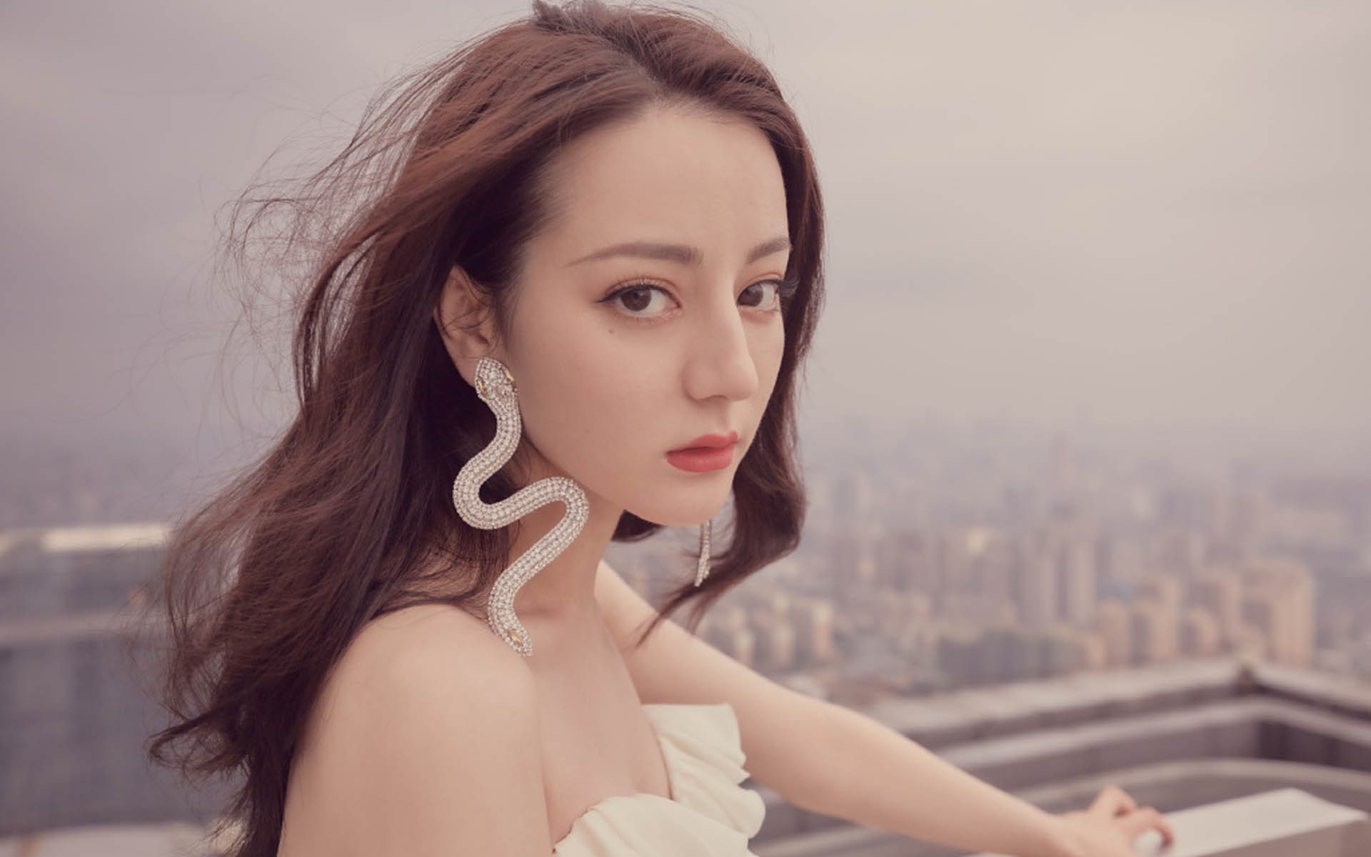 这是一篇为您定制的文章。为了体现唯一性，我避开了常规的赛况播报，而是从战略心理学和个体英雄与团队反差的视觉切入，描绘了一场充满了宿命感与颠覆性的比赛